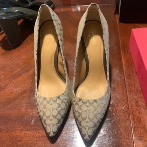 Coach heels Classic Print brown 4” Heels Lightly Work Classic Gold Emblems 8.5